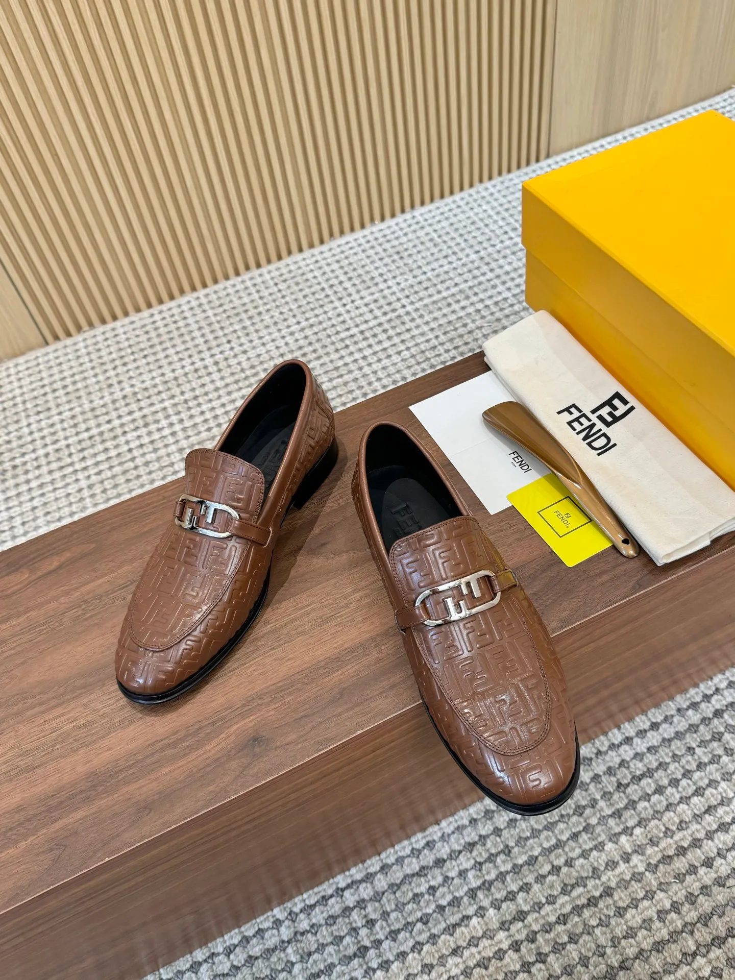 [FENDI] Top P: 980💰 ▪️Size: Men's 39-44. (Customized at 38.45.46) Fendi men's business casual leather shoes Imported brand cloth/calfskin/open edge beads/brand logo printing -Inside: Comfortable cowhide lining -Outsole: Genuine leather outsole with rubber backing embedded in the heel, perfect injection molding -Ultra-high quality control·Fine workmanship: highlighted (high-end·luxury·grade)
